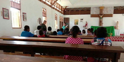 Prajurit Satgas Pamtas Yonif 125/Simbisa Turut Membantu Mengajar Anak Sekolah Minggu