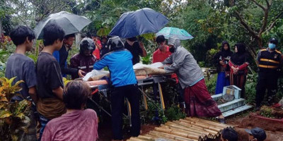 Korban Banjir Bandang yang Hanyut Bersama Rumahnya Sudah Dimakamkan
