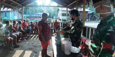 Pak Tentara Ajarkan Warga Bikin Minyak VCO dari Bahan Kelapa 