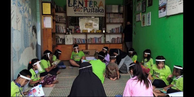 Pandemi Tak Surutkan Semangat Membaca di TBM Lentera Pustaka