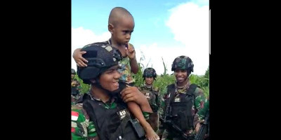 Minta Ikut, Balita Menangis Histeris Tak Mau Ditinggal Prajurit Satgas Yonif 413 Kostrad