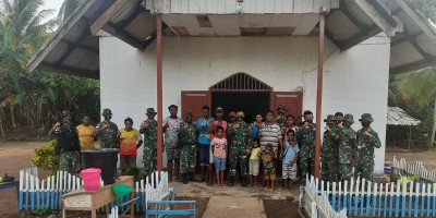 Prajurit Satgas Yonif 125/Simbisa Bersama Warga Gotong Royong Mengecat Rumah Ibadah