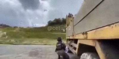 Penampakan TNI-Polri Diserang KKB, Berlindung dari Tembakan di Balik Mobil