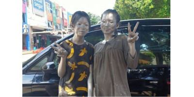 Kakak Beradik di Depok Rela Jadi Manusia Silver Demi Kuota Internet