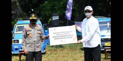 Korlantas Bagikan 1500 Paket Sembako Buat Sopir Angkot