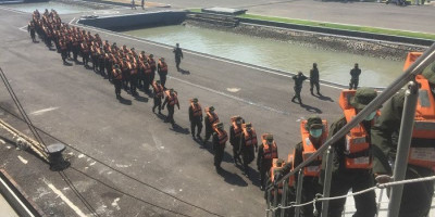 85 Siswa Diklatsarmil Bakamla RI Berlatih di Atas KRI Makassar