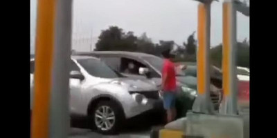 Dua Mobil Rebutan Masuk Tol, Padahal Gak Rame-rame Amat 