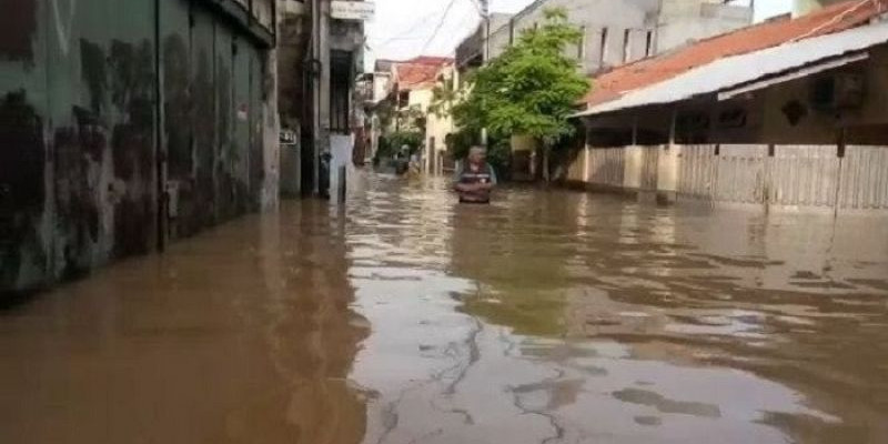  Kampung Melayu Dikepung Banjir Hampir 2 Meter, Warga Ogah Mengungsi 