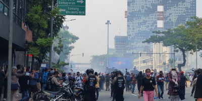 Hujan Gas Air Mata di Simpang Harmoni, Polisi dan Demonstran Bentrok 