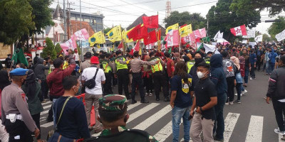 Tolak UU Cipta Kerja, Warga Blitar Gelar Mahkamah Peradilan Rakyat