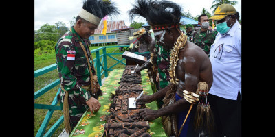 Empat Ketua Adat Asmat Resmikan Koramil 1707-18/Fayit Kabupaten Asmat 