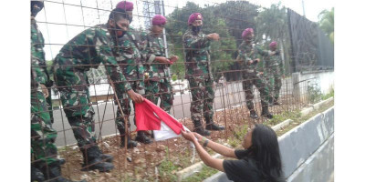 Momen Haru, Peserta Aksi Berikan Bendera Merah Putih untuk Prajurit TNI