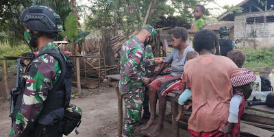 Keliling Kampung Tomerau, Personel Pamtas Yonif 125 Beri Pelayanan Kesehatan Gratis