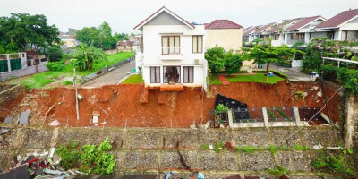 Warga Ciganjur Bersama Pasukan Oranye Bersihkan Lumpur Sisa Longsor 