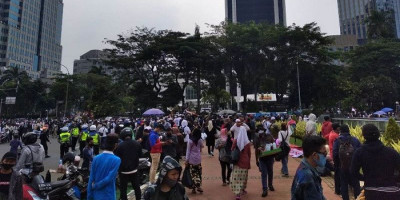 Remaja, Ibu-Ibu hingga Orang Dewasa Hadiri Aksi di Silang Monas