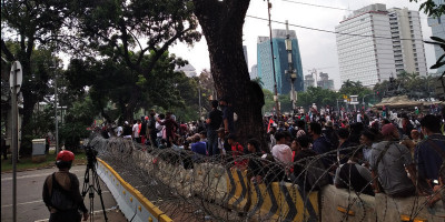 Diminta Bubar, Massa Lempari Polisi dengan Botol 