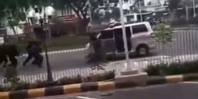 Ambulans Mencoba Tabrak Polisi, 3 Orang Diamankan