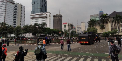 Usai Demonstrasi, Sampah Makanan Hingga Kantong Plastik Berserakan di Sekitar Monas