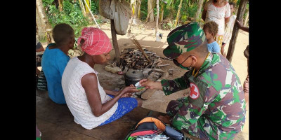 Prajurit Pamtas Yonif 125 Sambangi Warga Berikan Pelayanan Kesehatan dan Extra Fooding