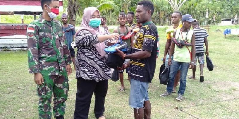 Cari Bibit Pemain Profesional, Pemuda Papua Dapat Hadiah Sepatu Bola dari Pak Tentara