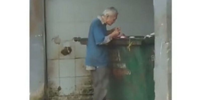 Lihat, Kakek Ini Cari Makanan Sisa di Tempat Sampah Kotor 