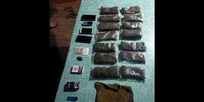 Satgas Yonif 413/Bremoro Tangkap Warga Pembawa 14 Kantong Ganja 