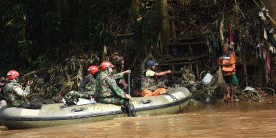 Bersama Relawan, Kopassus Gelar Bersih-Bersih Sungai Ciliwung dan Bagikan Paket Sembako