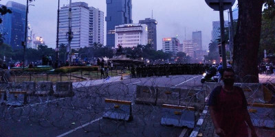 Marinir Kawal Massa Tinggalkan Silang Monas 
