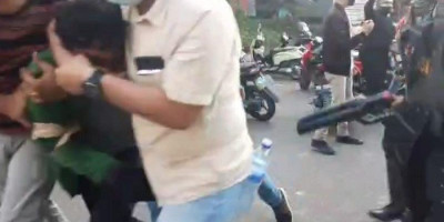 Perwira Polisi Pakai Jaket Almamater Menyamar Jadi Mahasiswa, Digebuk Kawan Sendiri