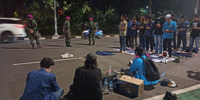 Prajurit Beruang Hitam Marinir Kawal Salat Maghrib Mahasiswa Usai Demo