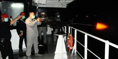 ABK KN Pulau Marore-322 Latihan Menembak di Atas Geladak Kapal