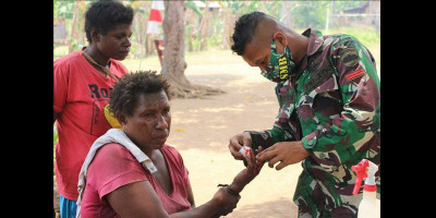 Luka Kena Parang, Ibu Elisabeth Berobat ke Pos Satgas Yonif 125/Simbisa