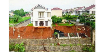 Rumah-rumah Orang Kaya di Pinggir Kali Bakal Digusur