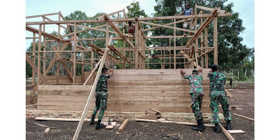 Prajurit Satgas Pamtas Yonif 125/Simbisa Bantu Bangun Rumah Warga Perbatasan