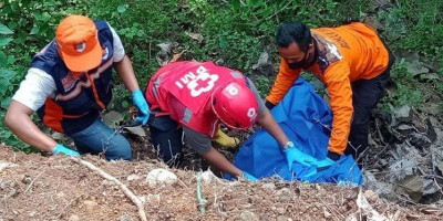Hilang Dua Hari, Mbah Rebo Ditemukan Menggantung di Tebing Makam