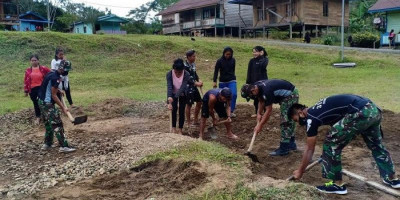Pak Tentara di Perbatasan Bantu Warga Bikin Lapangan Voli
