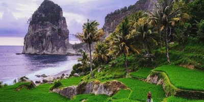 Pantai Pangasan, Surga Tersembunyi yang Masih Perawan dengan Batu Menjulang