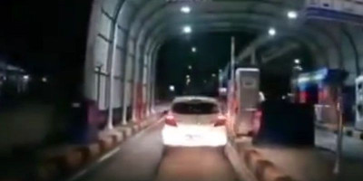 Terobos Pintu Tol, Honda Brio Kena Tilang Didenda Pula