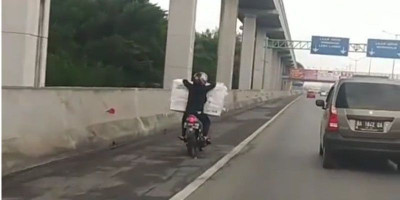 Polisi Telusuri Pengendara Motor yang Masuk Tol Jakarta-Cikampek