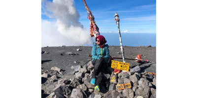 Pendaki Perempuan Ini Berhasil Summit Gunung Semeru dalam Waktu Singkat