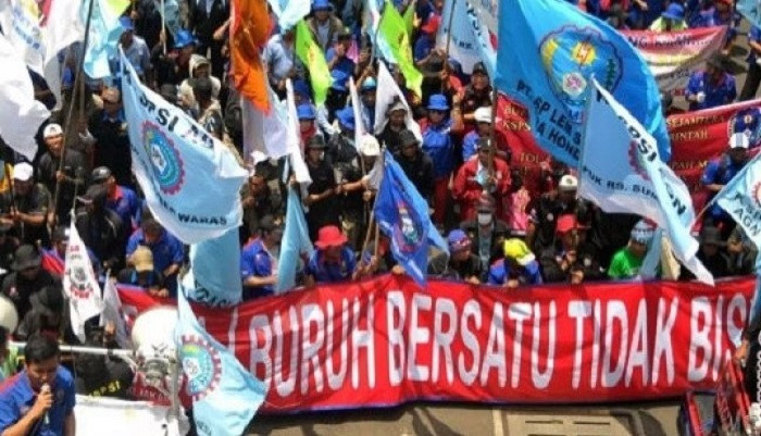 15 Ribu Buruh Geruduk Kantor Gubernur Jawa Timur Tolak Omnibus Law
