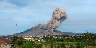Sinabung Kembali Erupsi, Awan Panas Meluncur Sejauh 2000 Meter