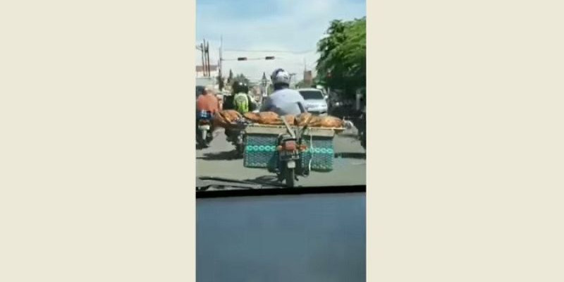 Video Viral, Pria Ikat Jenazah Ibunya di Sepeda Motor 