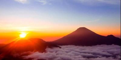 Mengintip Indahnya Golden Sunrise di Bukit Sikunir