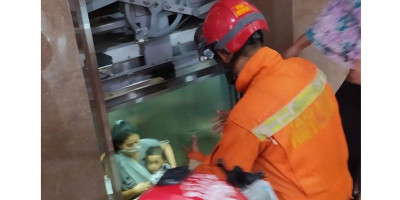 Kasihan Adik Ini Terjebak 1,5 Jam di Lift Kimia Farma