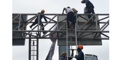 Ajak Berjihad, Pria Nekat Panjat Papan Rambu di Jalan Jenderal Sudirman