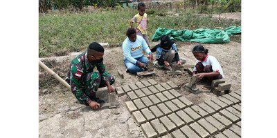 Satgas Pamtas Yonif 125 Fasilitasi Warga Belajar Bikin Batu Bata