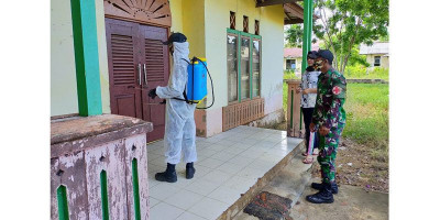 Satgas Pamtas RI-Malaysia Yonif 642 Semprot Disinfektan di Puskesmas