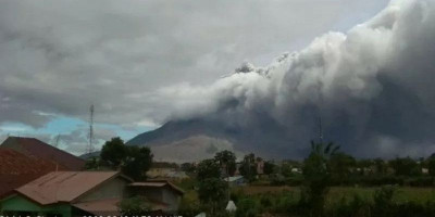 Status Level III, Gunung Sinabung Erupsi Abu Vulkanik 1500 Meter