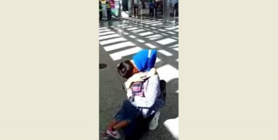 Bikin Haru, Bocah Ini Tak Mau Pisah dengan Pengasuhnya yang Pulang ke Indonesia